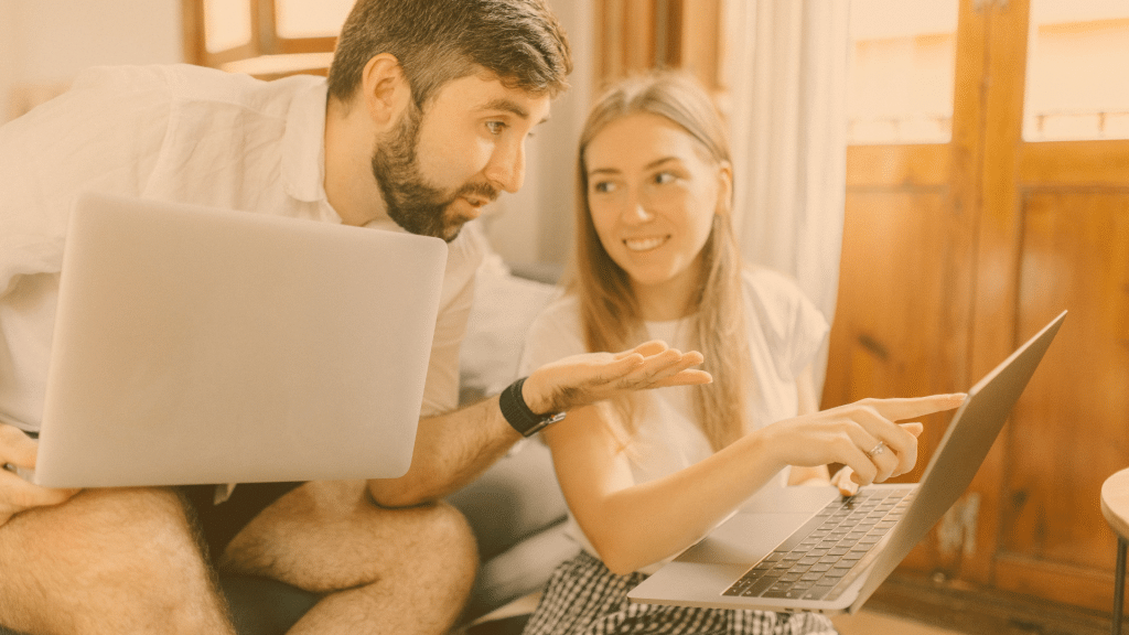 casal fazendo consulta veicular labest