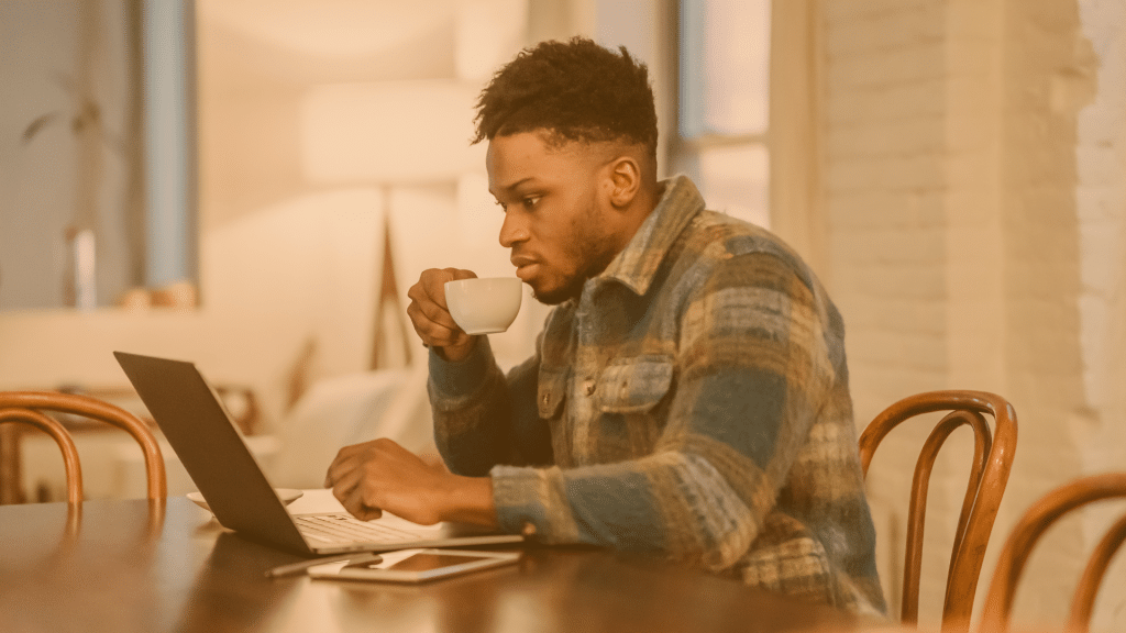 homem estudando cursos para motorista